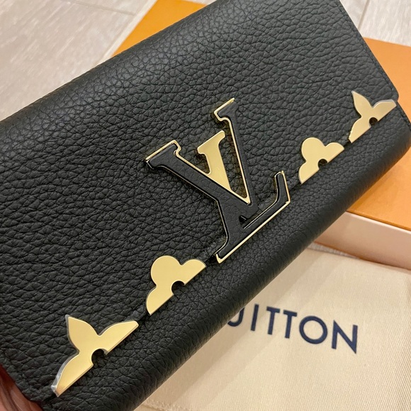 Capucines Long Wallet in Near Perfect Condition - Picture 3 of 7